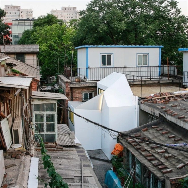  Nằm lọt thỏm trong một khu nhà cũ kỹ tại Bắc Kinh, Trung Quốc. Ngôi nhà này sử dụng thiết kế plug-in, nghĩa là có thể lắp ráp các thành phần của công trình vào với nhau mà không cần đến bất kỳ một máy móc hay vật liệu nặng nào trong ngành xây dựng. 