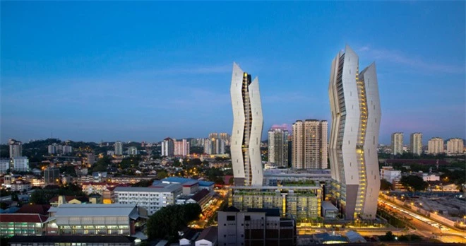 Công trình này là sự kết hợp hài hòa của 2 tòa tháp đôi có hình dạng zic-zac rất độc đáo, nhìn từ xa chúng ta còn có thể liên tưởng tới 2 chiếc chiến thuyền không gian đến từ tương lai. Kết hợp cùng với bối cảnh xung quanh của thành phố Kuala Lumpur, cả 2 tòa tháp trở nên thực sự nổi bật, là điểm nhấn trong toàn khung cảnh thành phố thủ đô của Malaysia. 