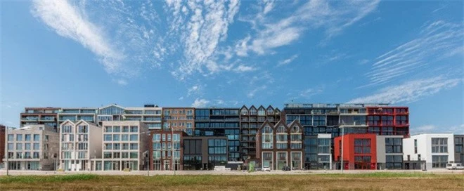  Nằm tại thủ đô Amsterdam của Hà Lan, quần thể kiến trúc này hoạt động giống như một thành phố mini, bao gồm 2000 đơn vị nhà ở, 70 nhà thuyền, một trường học, một khách sạn và một trung tâm y tế. 