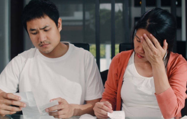 Chồng chia đôi tiền cho em trai sau mỗi tháng nhận lương