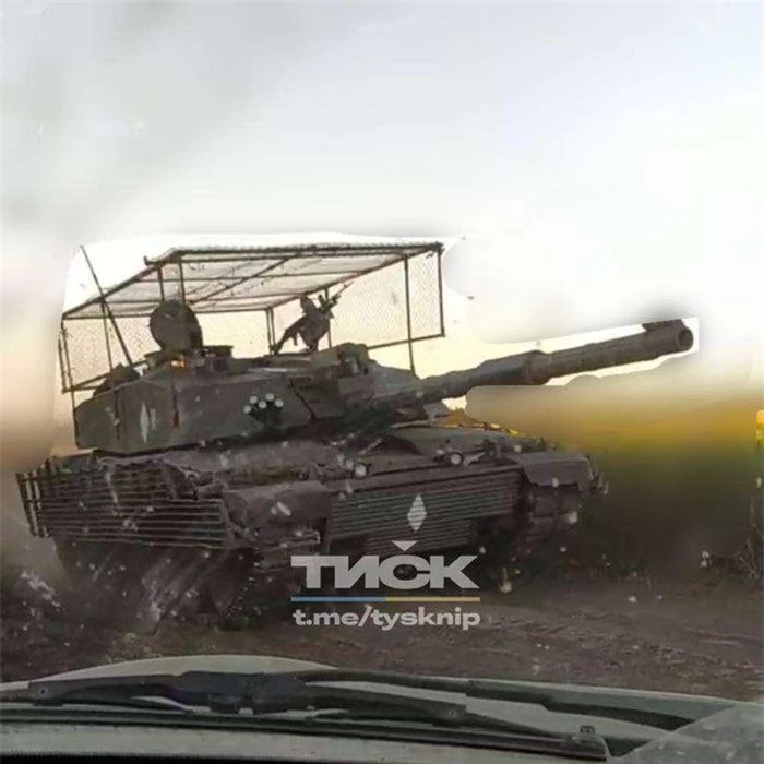 Hình ảnh gần đây được đăng tải trên báo chí quốc tế đã cho thấy một chiếc xe tăng Challenger 2 do Anh chế tạo phục vụ trong Quân đội Ukraine mang trên tháp pháo chiếc lồng thép đặc biệt.
