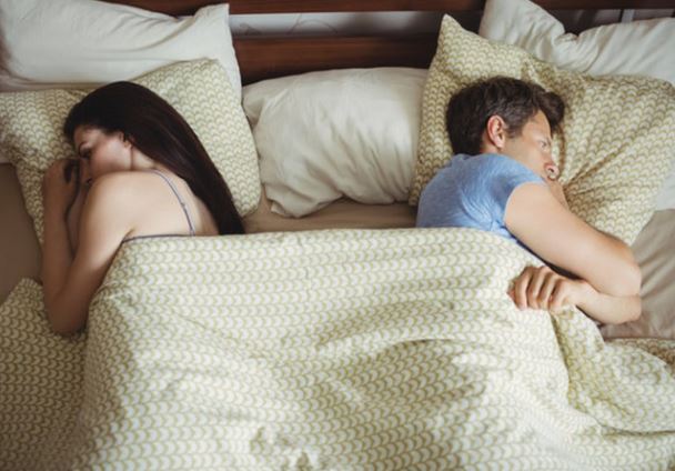 Thói quen khi đi ngủ "tố giác" tình cảm vợ chồng "xuống dốc"