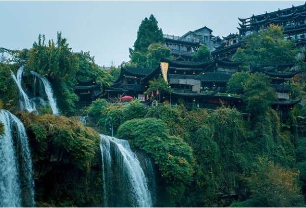 Cận cảnh thị trấn cổ kính treo trên thác nước