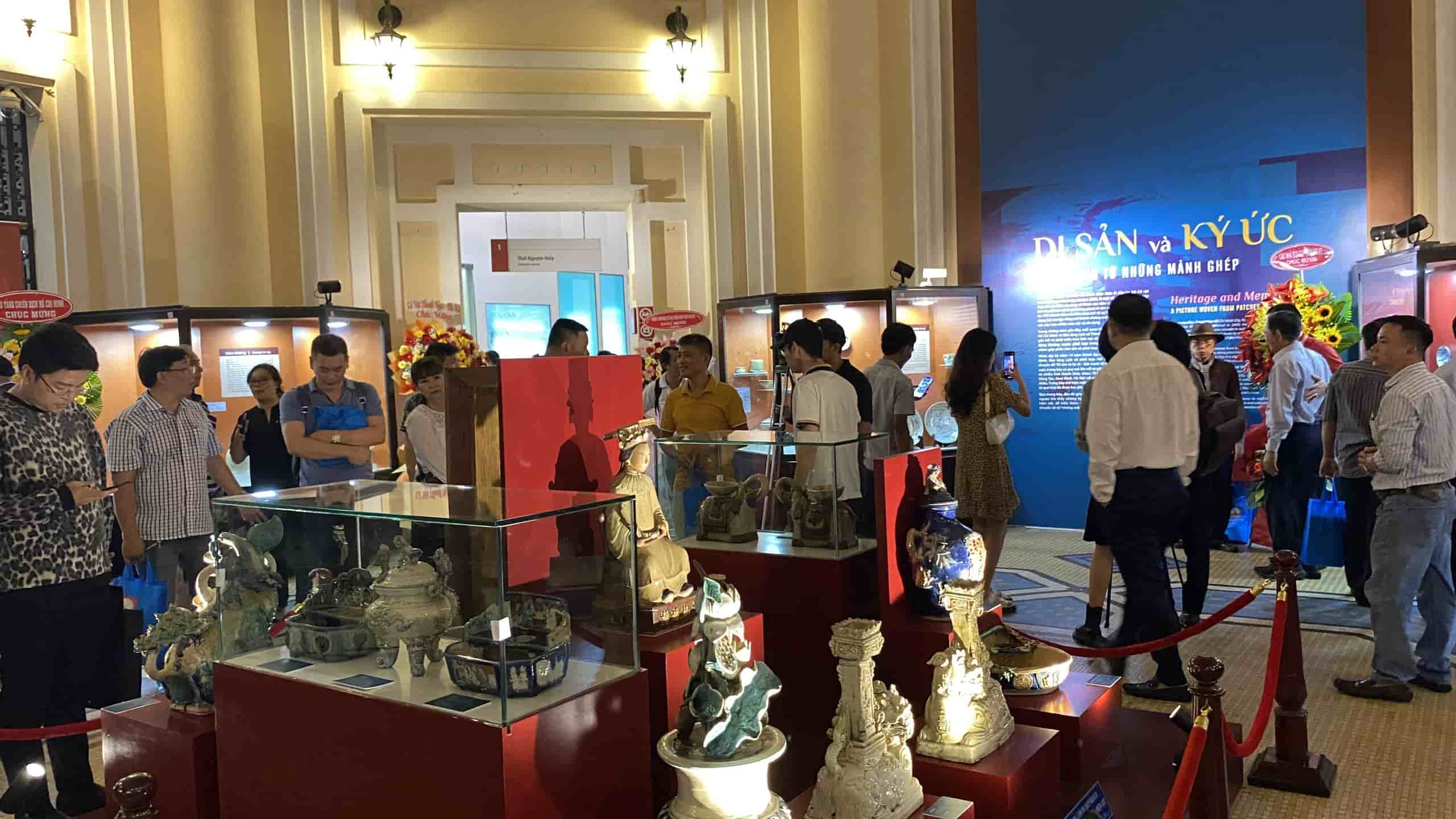 Triển lãm đồ cổ chủ đề “Di sản và Ký ức - Bức tranh từ những mảnh ghép"