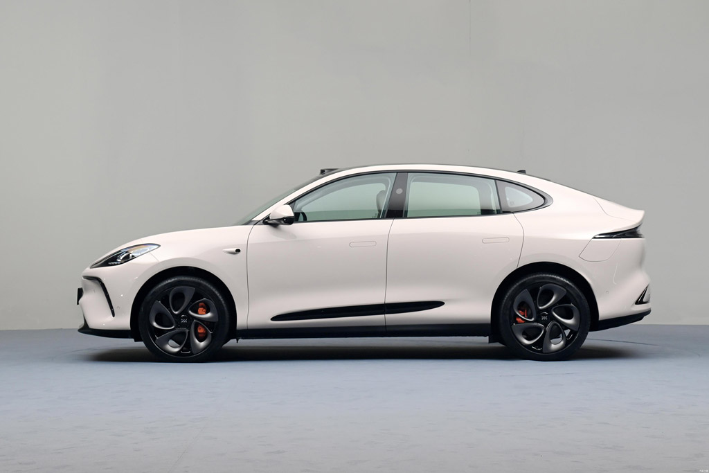 SUV công suất 787 mã lực, sạc 15 phút đi được 500 km, giá bán cực sốc