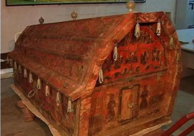 Khai quật chiếc quan tài màu đỏ như máu, chuyên gia vừa mở ra liền hét lớn: "Chạy ngay đi"