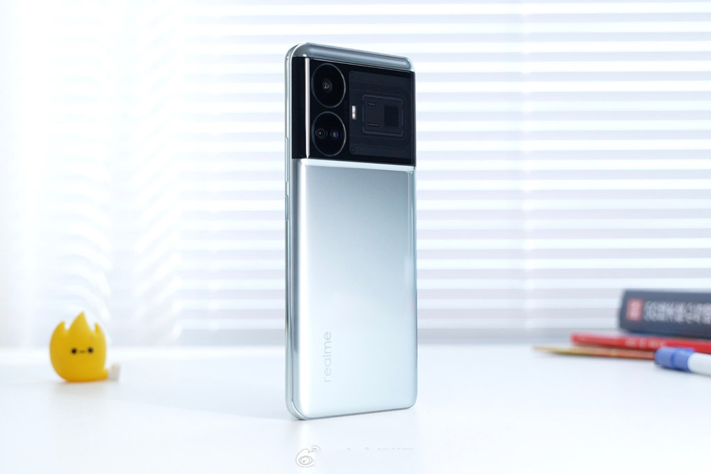 Realme GT5 ra mắt: Chip Snapdragon 8 Gen 2, RAM 24 GB, sạc 240W, giá rẻ bất ngờ