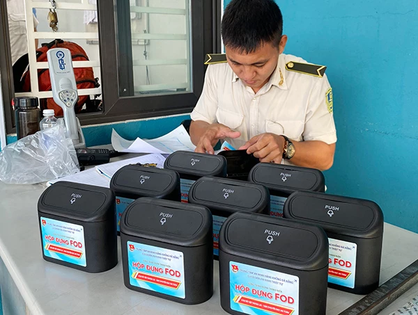 Đội An ninh trật tự - Trung tâm An ninh hàng không Đà Nẵng triển khai các "Hộp đựng FOD".
