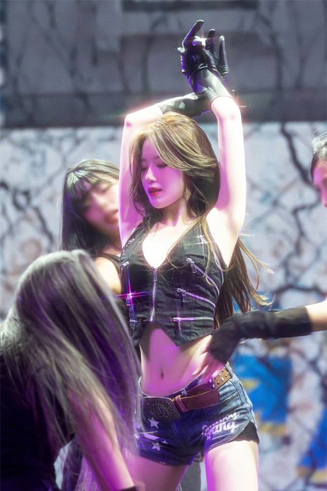 Nữ ca sĩ thường xuyên bị chỉ trích vô duyên, giờ đây lại gây sốt ảnh 1