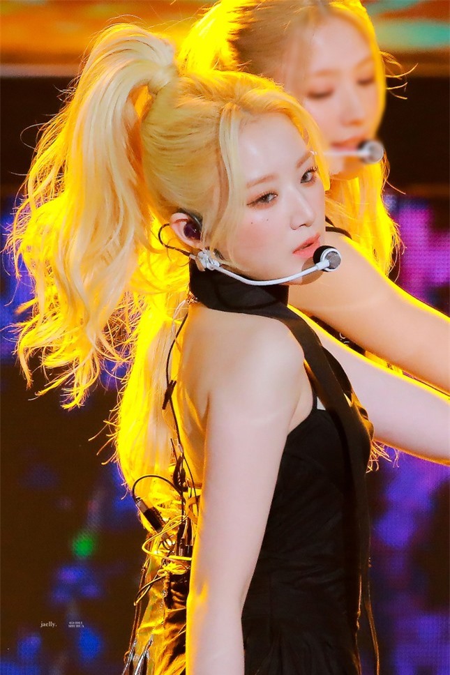 Nữ ca sĩ thường xuyên bị chỉ trích vô duyên, giờ đây lại gây sốt ảnh 10