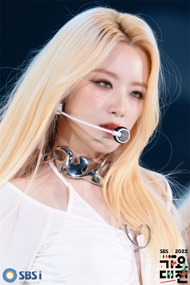 Nữ ca sĩ thường xuyên bị chỉ trích vô duyên, giờ đây lại gây sốt ảnh 11