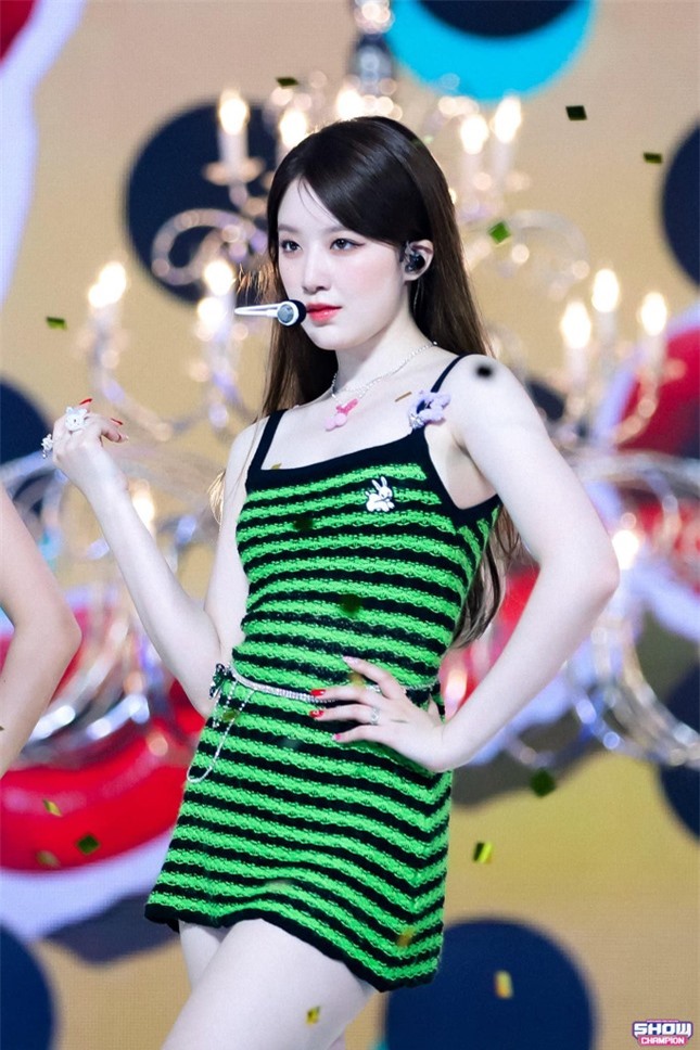 Nữ ca sĩ thường xuyên bị chỉ trích vô duyên, giờ đây lại gây sốt ảnh 13