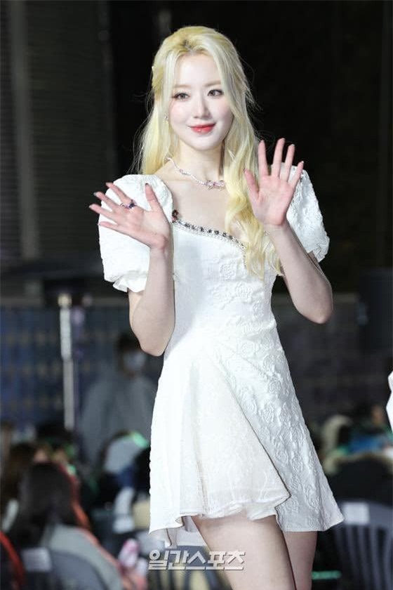 Nữ ca sĩ thường xuyên bị chỉ trích vô duyên, giờ đây lại gây sốt ảnh 8