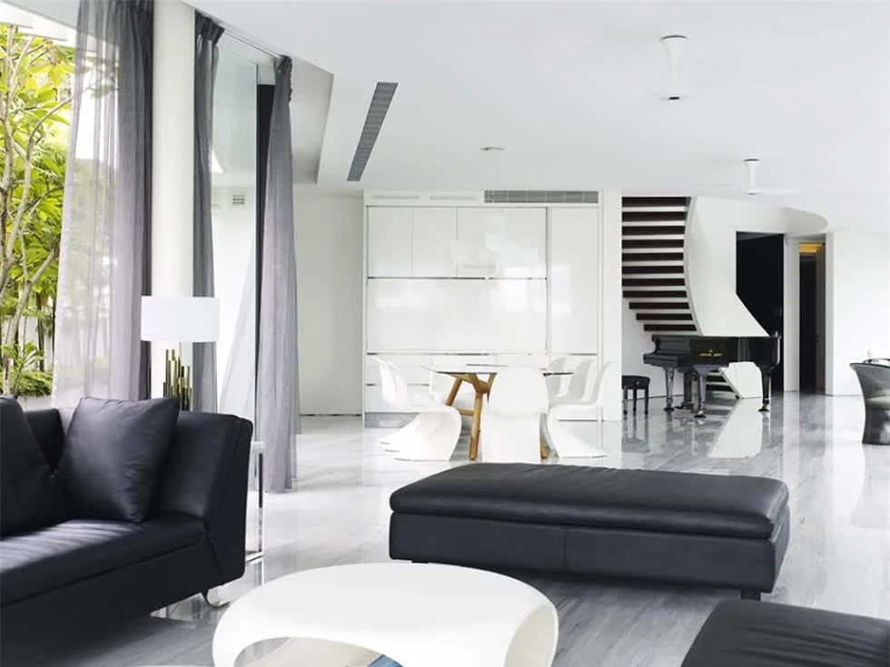 Thiết kế nội thất màu đen trắng tạo nên sự bí ẩn cho ngôi nhà