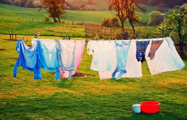 Vì sao phải lấy quần áo vào nhà trước khi trời tối?