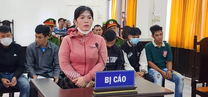 Với vài trò chủ mưu, bị cáo Nguyễn Thị Nghĩa nhận mức án cao nhất là 8 năm tù.