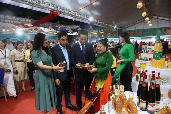 &#x110;&#x1ED5;i m&#x1EDB;i ho&#x1EA1;t &#x111;&#x1ED9;ng x&#xFA;c ti&#x1EBF;n, k&#x1ECB;p th&#x1EDD;i h&#x1ED7; tr&#x1EE3; doanh nghi&#x1EC7;p v&#xE0; nh&#xE0; &#x111;&#x1EA7;u t&#x1B0; &#xD;&#xA;