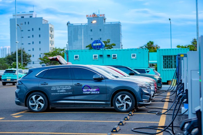 Trạm sạc và dịch vụ hậu mãi: Điểm cốt lõi giúp VinFast vượt các hãng xe điện tại Việt Nam