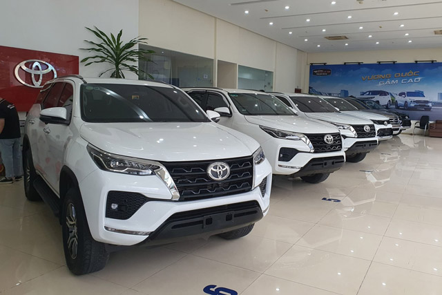 Toyota Fortuner giảm giá cực "sốc", quyết đua doanh số với Ford Everest