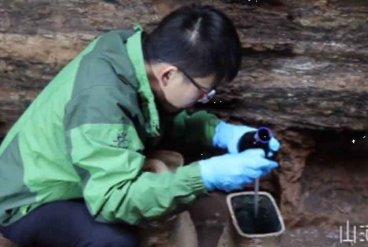 Chuyên gia tìm thấy chất lỏng lạ 3.000 năm tuổi trong mộ cổ