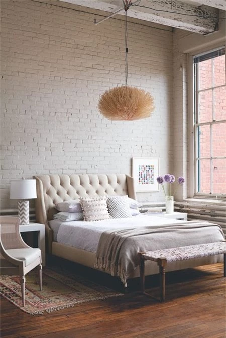   Các tấm ốp tường và trần bằng gạch cổ điển, sàn được lót nền gỗ, có thể được sử dụng để đánh lừa thị giác trong  phòng ngủ  này.  