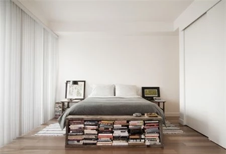   Tách một phòng ngủ lớn thành một không gian đa sử dụng mà không cần tốn quá nhiều công sức. Một bức tường phân chia một phần có thể được tạo thành từ một đầu giường và sắp xếp  tủ sách. Bạn có thể sử dụng không gian phía sau giường như một nghiên cứu chuyên dụng, hoặc cài đặt một bồn tắm tạo sự sang trọng.  