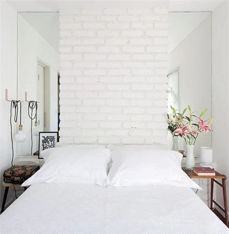   Phòng ngủ kiểu Scandinavia với đồ nội thất màu trắng và tường nghệ thuật đơn sắc.  