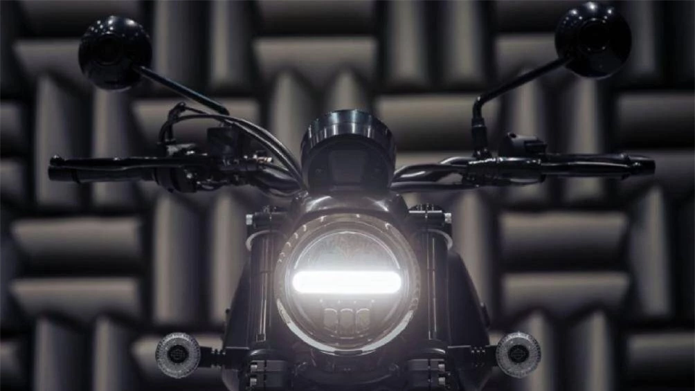 Đèn pha có thanh LED chạy ban ngày chạy dọc trung tâm, trong khi các đèn báo có logo Harley phức tạp.