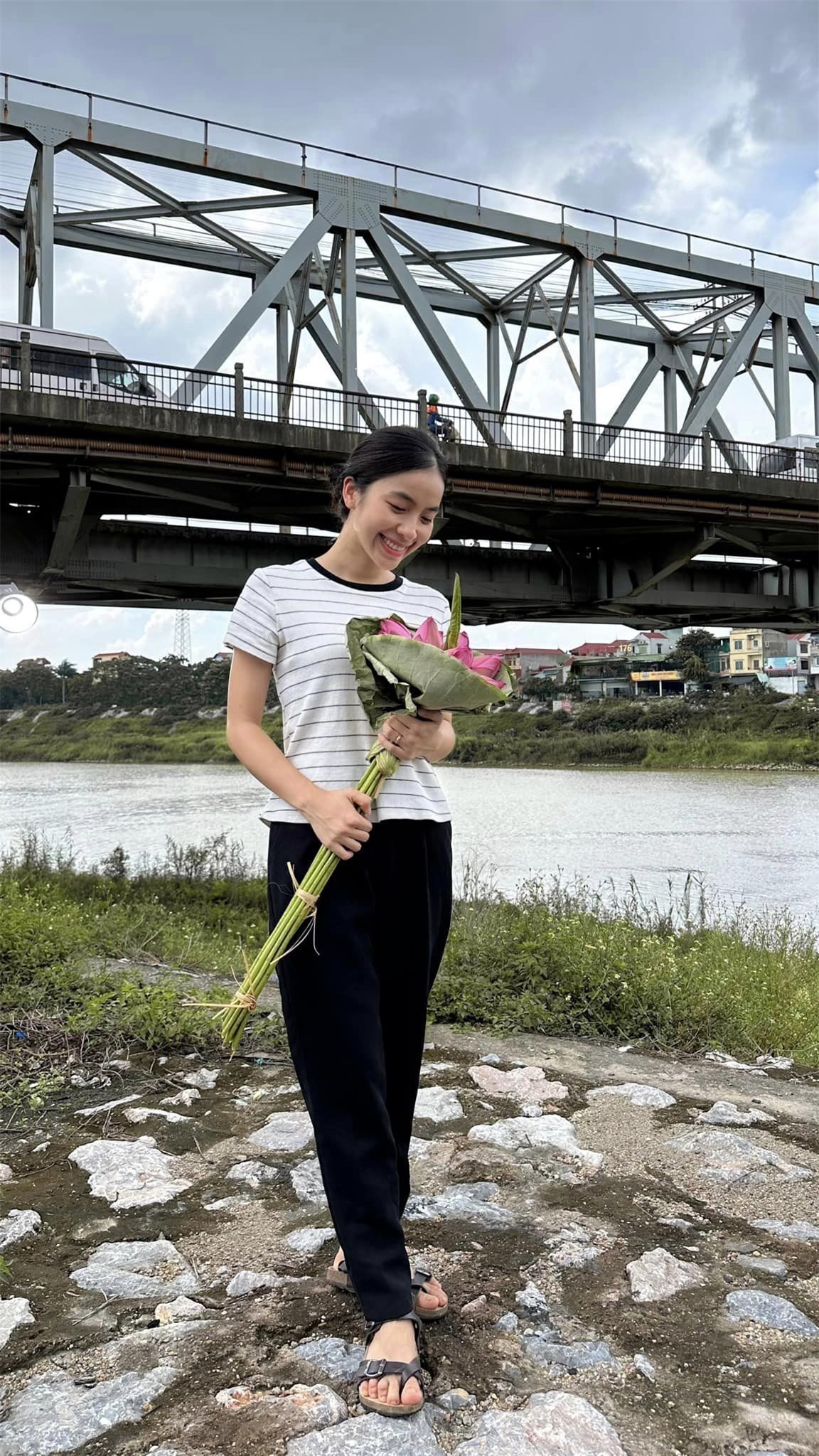 Hình ảnh ngoài đời của cô công nhân may Hoài 'Làng trong phố' ảnh 1