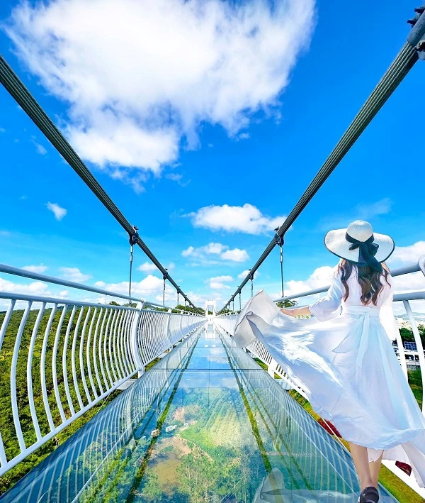 Cầu kính 7D tại Khu du lịch Thung lũng Tình yêu - sản phẩm du lịch mới thu hút khách đến với Đà Lạt.