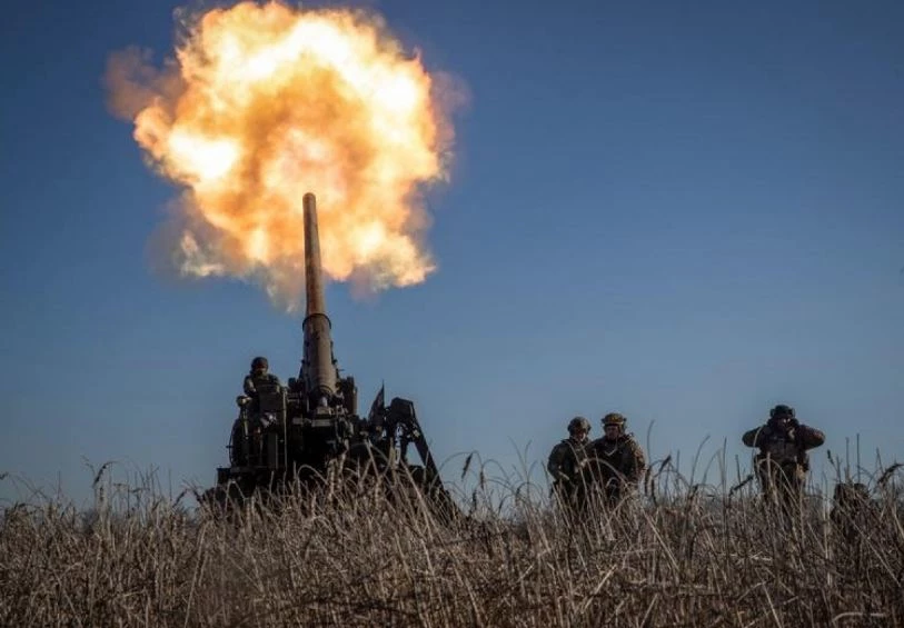 Ukraine khai hỏa pháo tự hành 2S7 Pion ở Bakhmut thuộc khu vực Donetsk. Ảnh: Reuters.