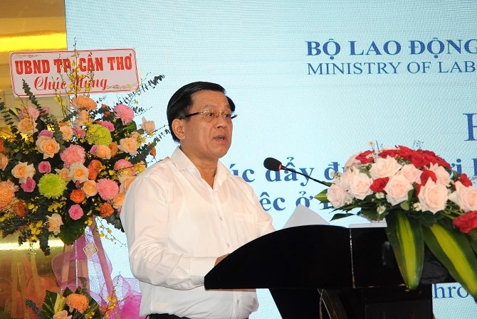 Thứ trưởng Bộ LĐ-TB&XH Nguyễn Bá Hoan phát biểu tại hội thảo.