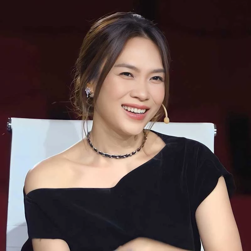 Người đẹp Đà Nẵng được biết đến là nữ ca sĩ, nhạc sĩ, diễn viên kiêm nhà làm phim nổi tiếng Việt Nam.