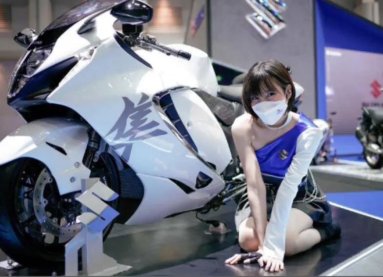 Dàn người đẹp khoe dáng bên siêu mô tô khủng