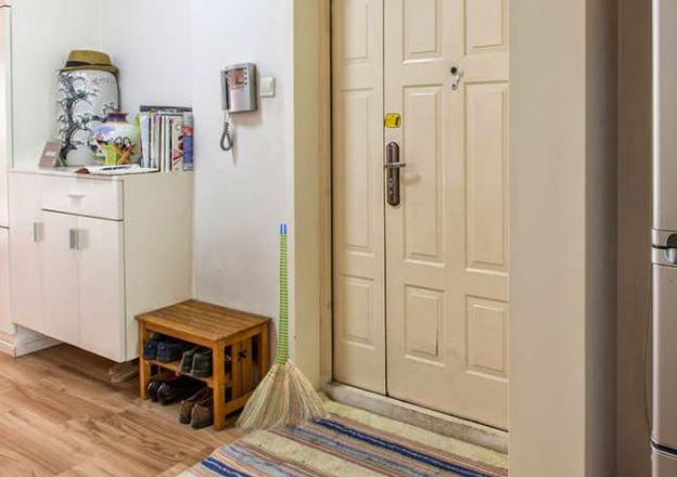 Chổi quét nhà nên đặt ở vị trí nào để không thất tán tài lộc?