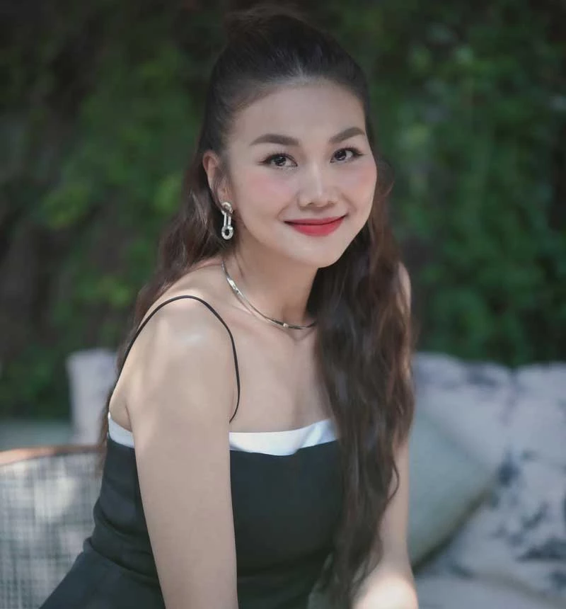Mỹ nhân 8x được biết đến là người mẫu, diễn viên, Hoa hậu, nhà sản xuất phim có tiếng ở làng giải trí Việt Nam.