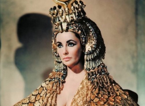 Nữ vương có ánh nhìn “sắc đào mùa xuân”