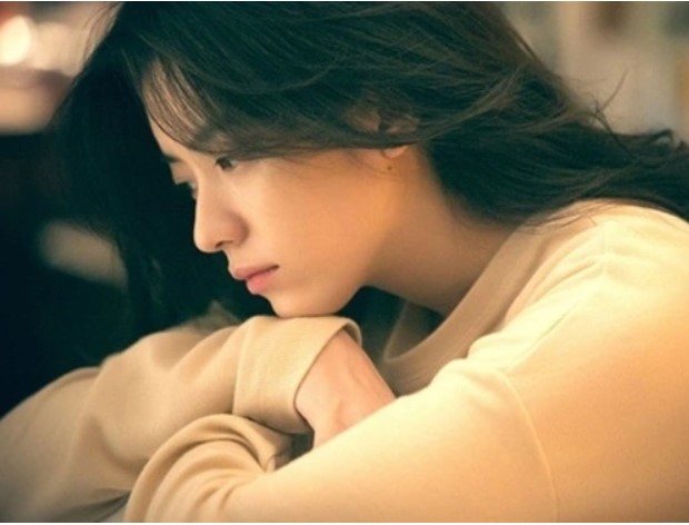 Em chồng đang xinh đẹp giỏi giang là vậy mà bỗng biến thành người điên, tôi ngỏ lời muốn đưa em ấy đi thì không ngờ bị bố mẹ chồng nhảy dựng lên phản đối