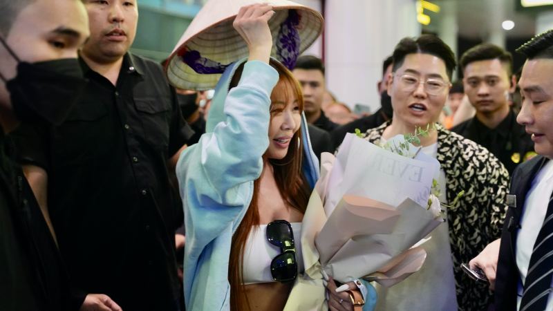 "Chị đại Kpop" Jessi đã hạ cánh Việt Nam, hồ hởi cập nhật Instagram từ sân bay đến khi ăn phở 