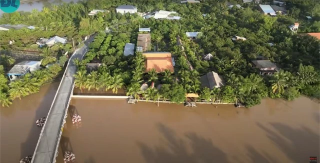 Biệt phủ của đại gia Vĩnh Long làm từ 4000 cây dừa, hồ cá Koi cũng trang trí từ gỗ dừa, độc lạ nhất miền Tây - Ảnh 1.