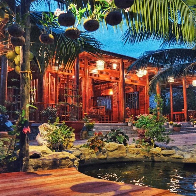 Biệt phủ của đại gia Vĩnh Long làm từ 4.000 cây dừa, hồ cá Koi cũng trang trí từ gỗ dừa, độc lạ nhất miền Tây