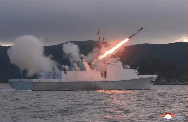 Lộ diện chiến hạm phóng tên lửa hành trình chiến lược của Triều Tiên ảnh 1