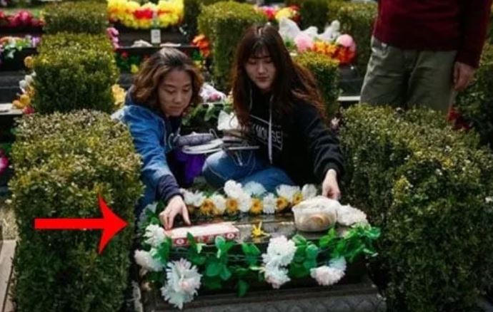 Các cụ dặn rồi: “Ra mộ không mang theo ba người, muôn đời phú quý”, đó là những người nào?