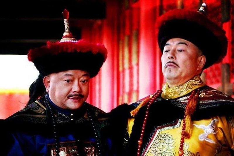 Hình ảnh Hòa Thân (trái) và vua Càn Long trên phim.