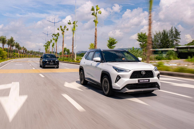 Toyota Yaris Cross 2023 lộ diện ‘không che’ trước thời điểm trình làng khách Việt