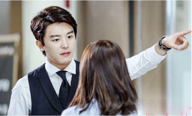 Chồng về nhà thấy tôi nấu cơm còn em chồng ngồi nghịch điện thoại, anh phẫn nộ đuổi thẳng cổ em gái rồi nói với mẹ chồng 3 câu khiến bà im bặt