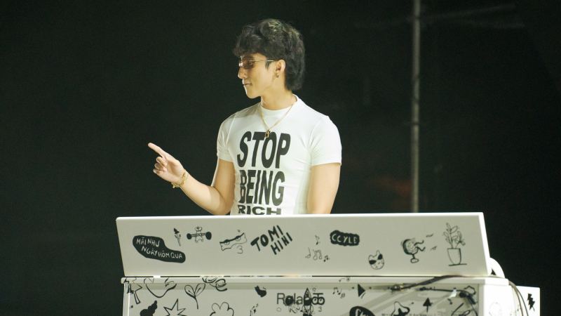 Sơn Tùng M-TP muốn làm rể Cần Thơ, chiều fan tặng hết khăn đến kính