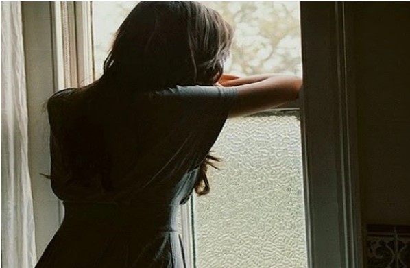 Thấy vợ hì hục rửa đống bát đĩa tới tận 10 giờ đêm, chồng tôi gọi mấy chị gái tới rồi tuyên bố một câu khiến ai nấy rụng rời sợ hãi