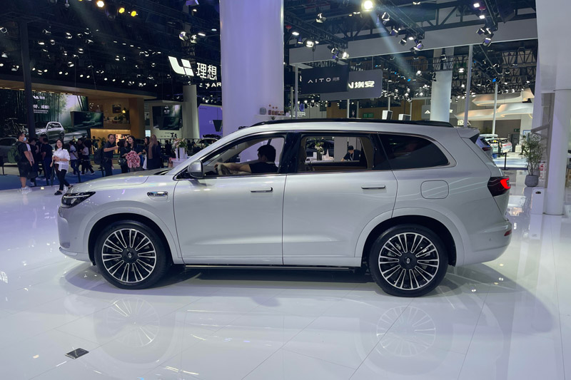 SUV đẹp như Porsche, công suất 449 mã lực, giá từ 830 triệu đồng