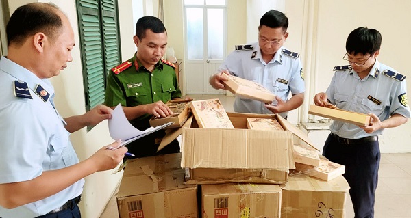 Phát hiện lượng lớn bánh trung thu nhân trứng chảy nhập lậu, không rõ nguồn gốc